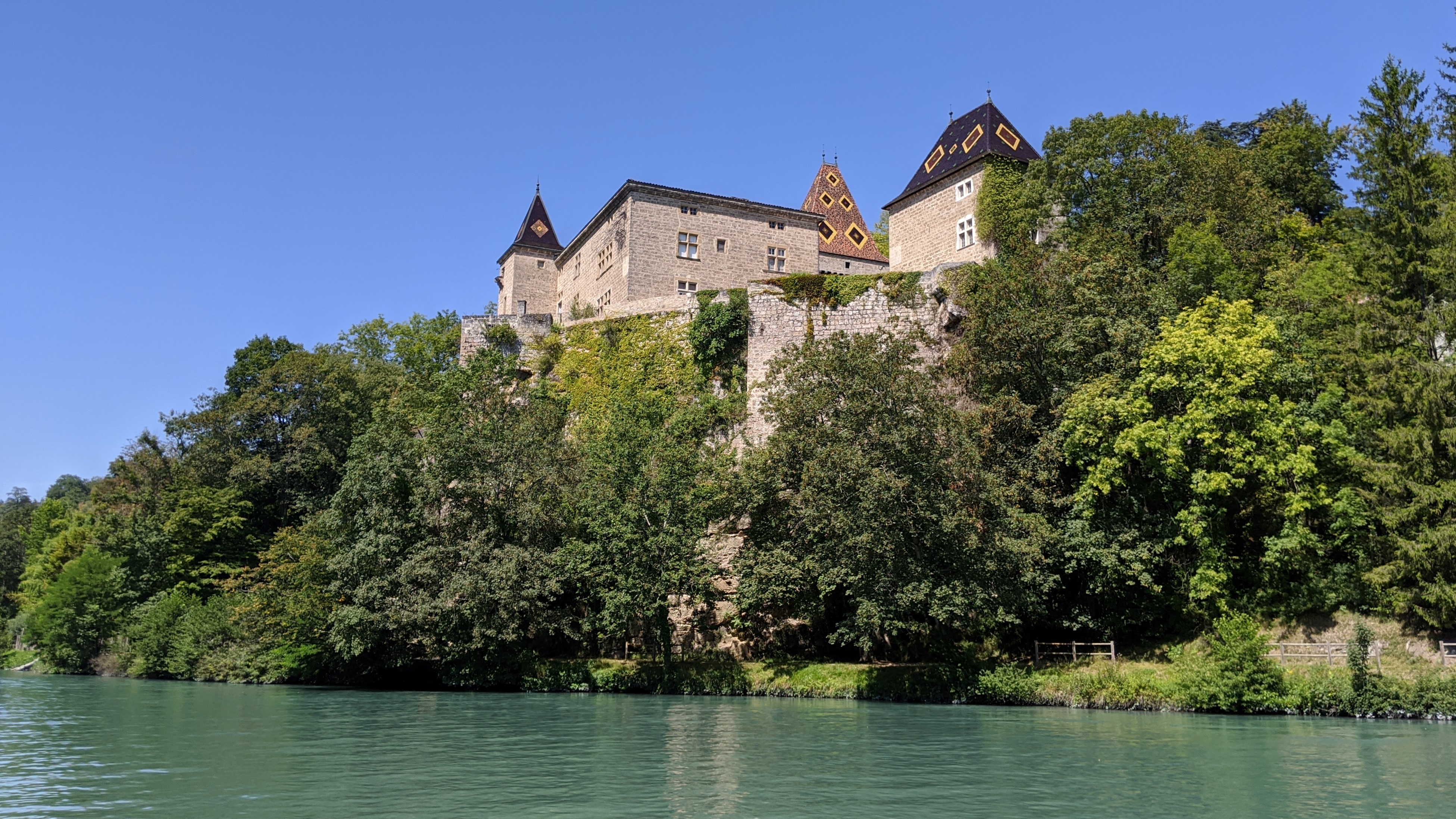 Le Jardin des Fontaines Pétrifiantes près du Château de la Sône